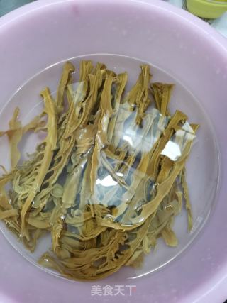 筒骨炖笋干的做法步骤：1