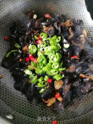 木耳炒肉的做法步骤：5