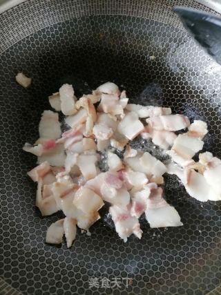 木耳炒肉的做法步骤：2