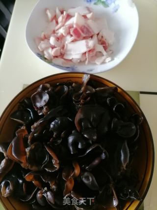 木耳炒肉的做法步骤：1