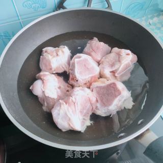 大骨头焖辣椒的做法步骤：1