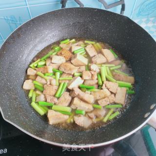 蒜薹烧豆腐的做法步骤：8