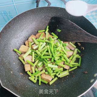 蒜薹烧豆腐的做法步骤：7