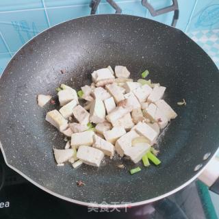 蒜薹烧豆腐的做法步骤：4