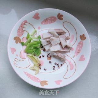 蒜薹烧豆腐的做法步骤：2