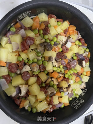 土豆????家～【五彩香肠杂蔬土豆焖饭】的做法步骤：8