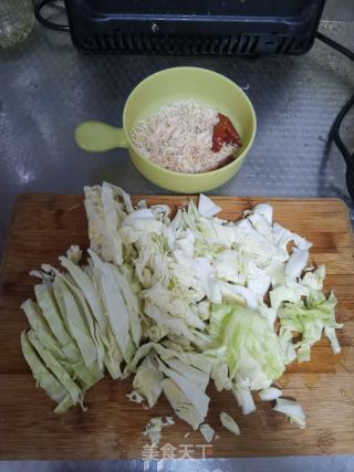 快手减脂圆白菜炒虾皮的做法步骤：2