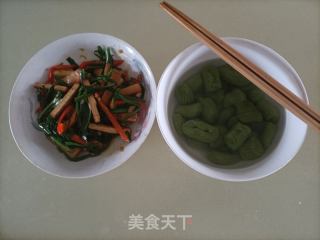 韭菜汁猫耳朵的做法