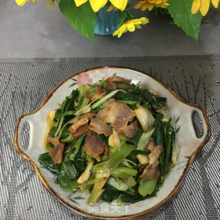 五花肉炒蒜苗的做法