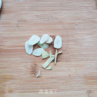 蒜薹炒虾仁的做法步骤：2
