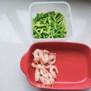 蒜薹炒虾仁的做法步骤：1