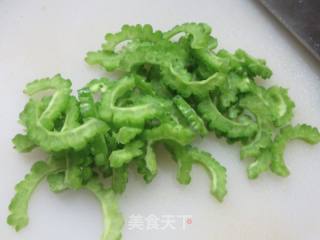 苦瓜炒红苋菜的做法步骤：2