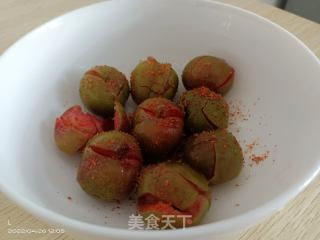 椒盐三华李的做法步骤：3