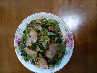 青椒蒜苗炒卤猪肉的做法