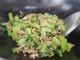 莙荙菜杆炒肉丝的做法步骤：4