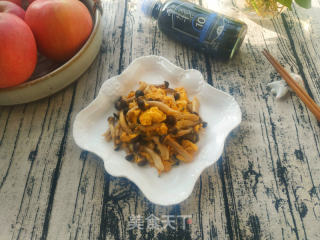 蟹味菇炒鸡蛋的做法