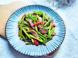 蒜条炒腊肉的做法步骤：12