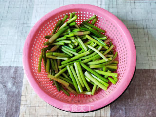 蒜条炒腊肉的做法步骤：3
