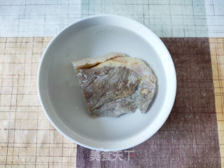 蒜条炒腊肉的做法步骤：2