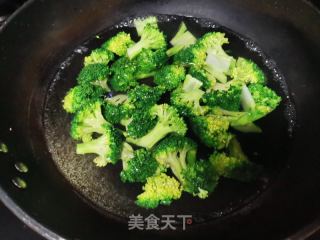 西兰花烧鹌鹑蛋的做法步骤：2