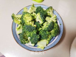 西兰花烧鹌鹑蛋的做法步骤：1