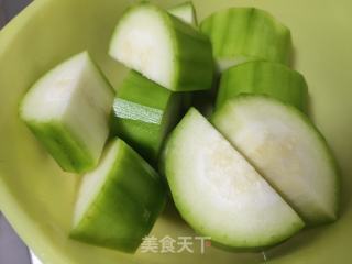 节瓜薏米瘦肉汤的做法步骤：1