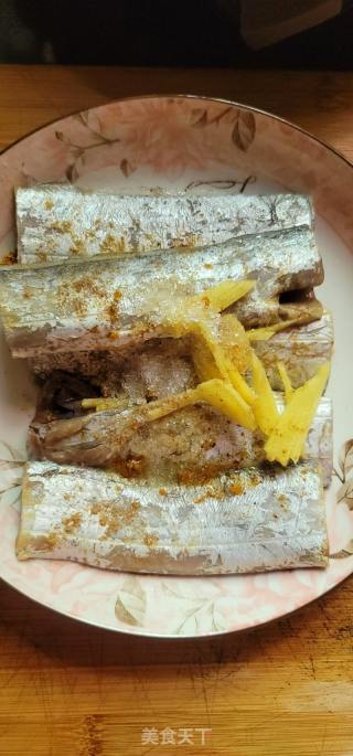 豆瓣酱烧带鱼的做法步骤：2