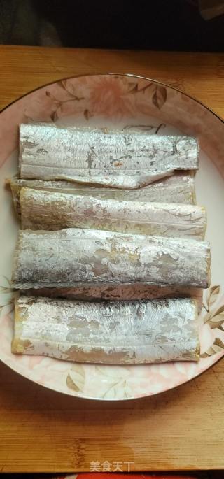豆瓣酱烧带鱼的做法步骤：1