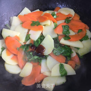 胡萝卜炒土豆片的做法步骤：5