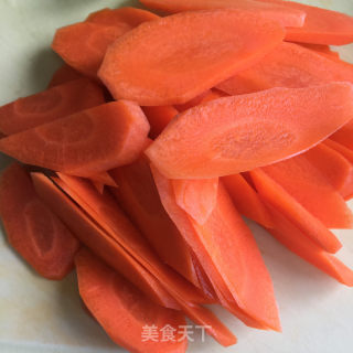胡萝卜炒土豆片的做法步骤：2