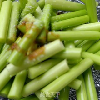 蒜苔拌鸽胸肉的做法步骤：4