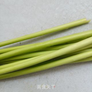 蒜苔拌鸽胸肉的做法步骤：1