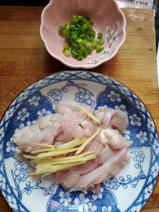 榨菜蒸鸡胸肉的做法步骤：2