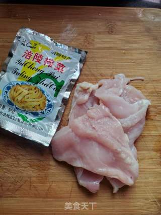 榨菜蒸鸡胸肉的做法步骤：1