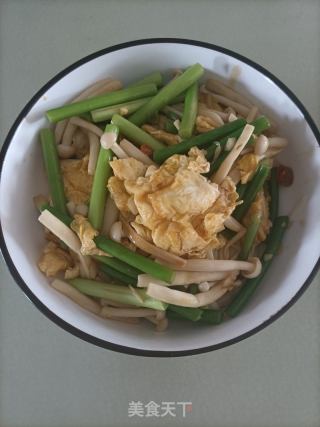 蒜苔白玉菇炒鸡蛋的做法