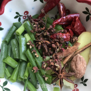 香辣时蔬鸡腿堡的做法步骤：2