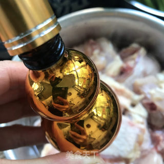 香辣时蔬鸡腿堡的做法步骤：1