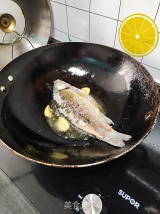 红烧鲫鱼的做法步骤：1