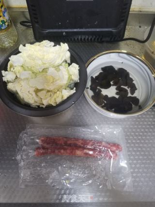 广式腊肠炒饭的做法步骤：1