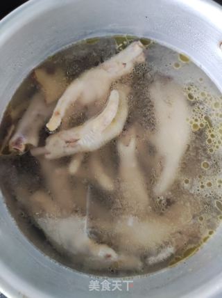 蒜香鸡爪的做法步骤：2