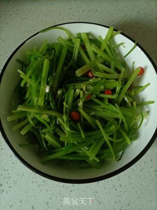 炝拌芹菜的做法