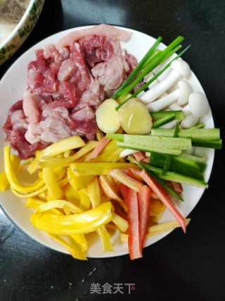 菠萝蜜丝炒肉丝的做法步骤：2