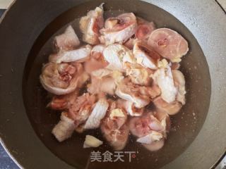 糯玉米土豆炖鸡腿的做法步骤：2