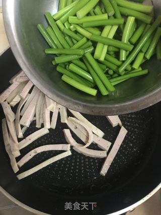 肉条炒蒜苔的做法步骤：4