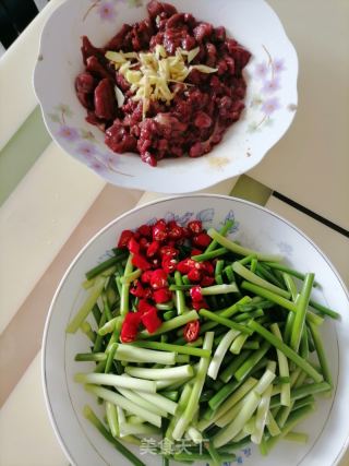 蒜苔炒牛肉的做法步骤：2