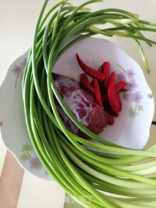 蒜苔炒牛肉的做法步骤：1