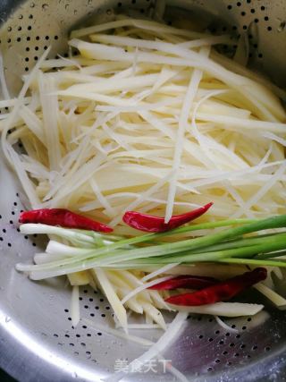 酸辣土豆丝的做法步骤：1