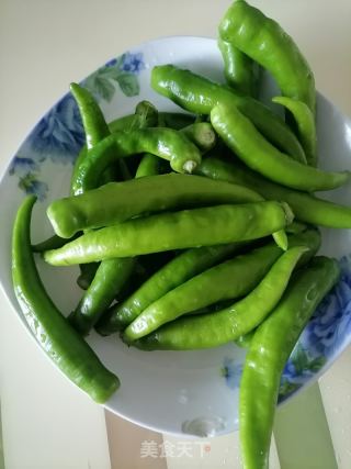 辣椒炒肉丝的做法步骤：1