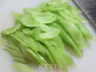 鸡腿肉炒莴笋的做法步骤：3
