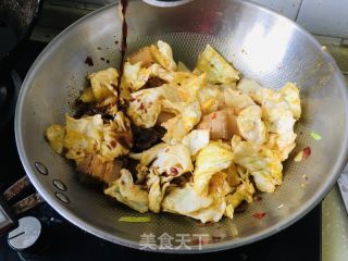 莲花白回锅肉的做法步骤：10